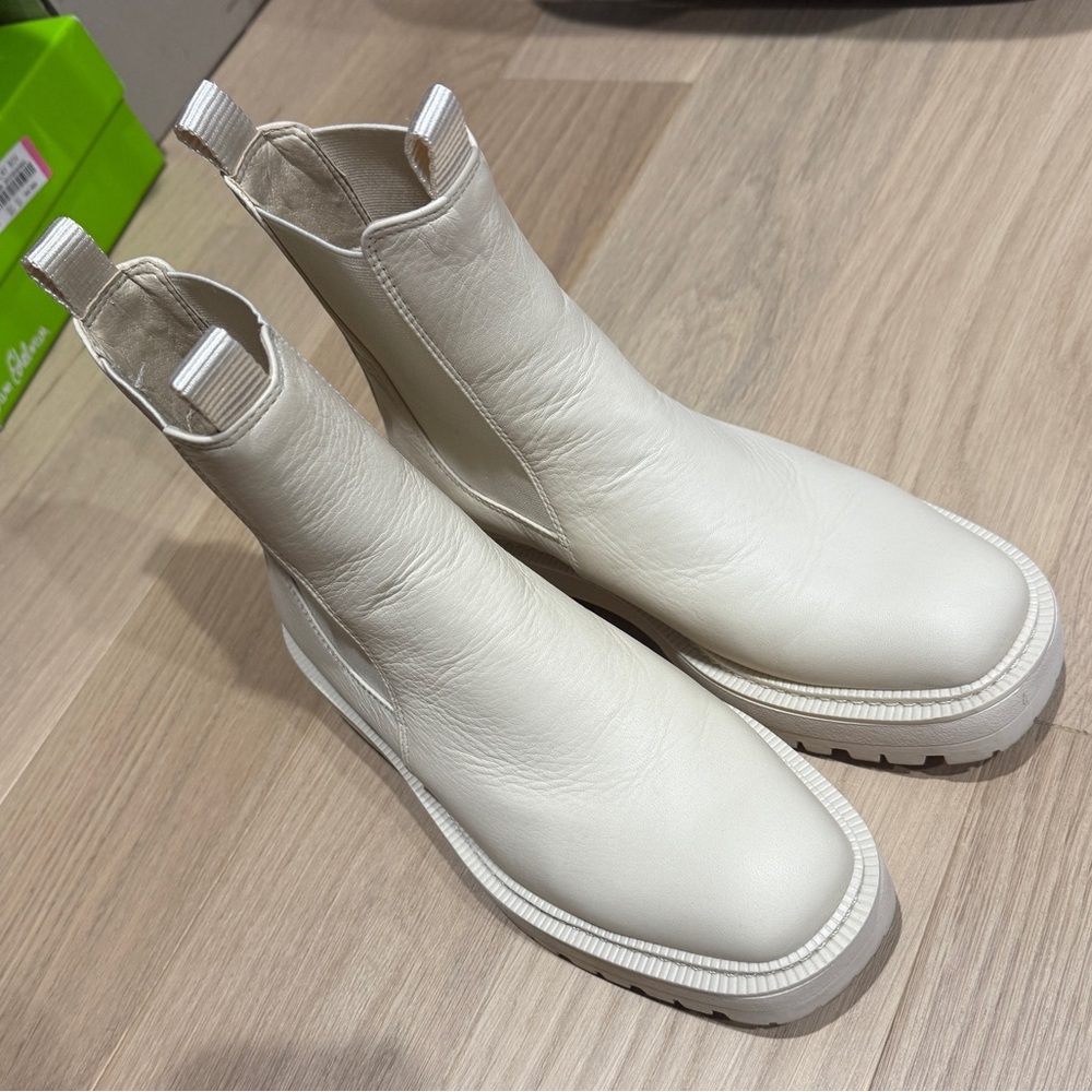 Sam Edelman- Laguna Waterproof
Lug Sole Chelsea
Boot - US 7 - Modern Ivory